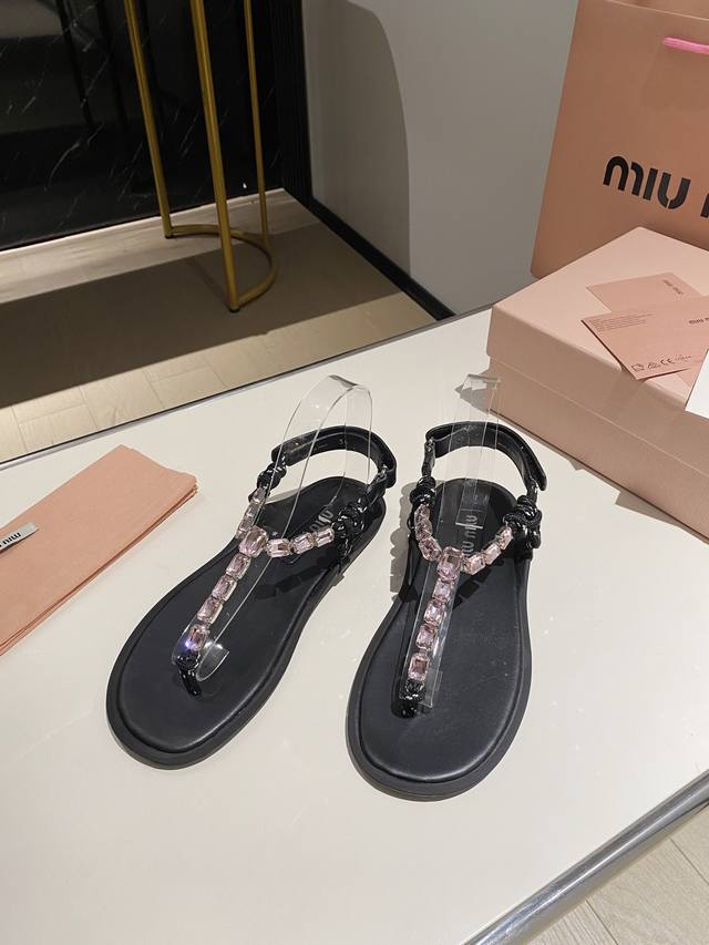 出厂钻链 绳子 原版一比一复刻 Miumiu2024夏季新款，全球最火夹趾凉鞋， 出现在各大时装杂志封面 、小红书博主都在推荐、闭眼入都是不会后悔zp开发鞋型、