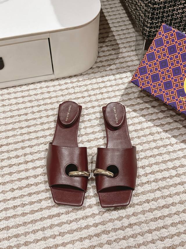 顶级版本 Tory Burch 汤丽柏琦 明星同款拖鞋 Tory Burch 2024走秀款真的绝绝子，第一眼就相中的鞋，真的太好看了，最新走秀新款，专柜一直是