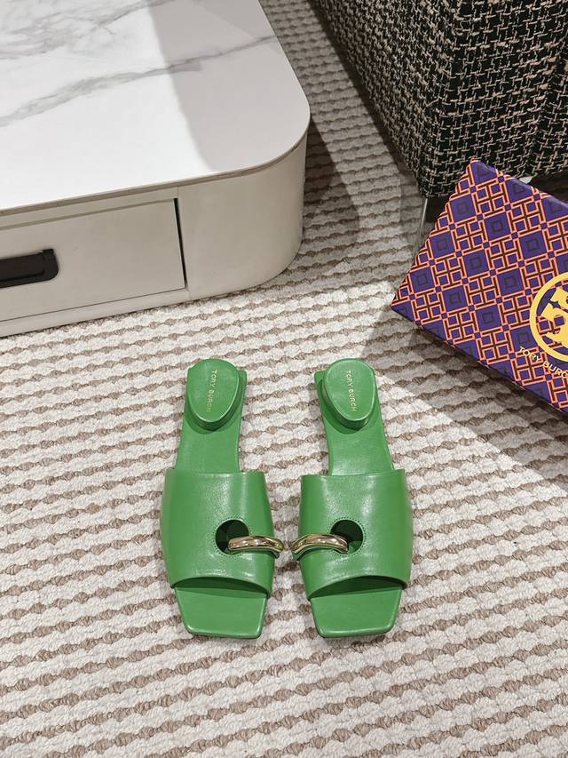 顶级版本 Tory Burch 汤丽柏琦 明星同款拖鞋 Tory Burch 2024走秀款真的绝绝子，第一眼就相中的鞋，真的太好看了，最新走秀新款，专柜一直是