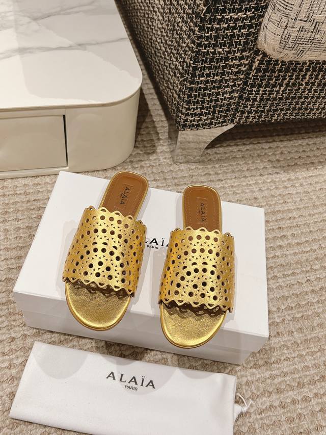 Alaia 24 新品 牛皮经典复古平底凉拖 阿莱亚经典复古镂空平底凉拖～满满的少女风，既摩登又复古的味道～非常的简约大气，不管半身裙，连衣裙～还是牛子裤，它都