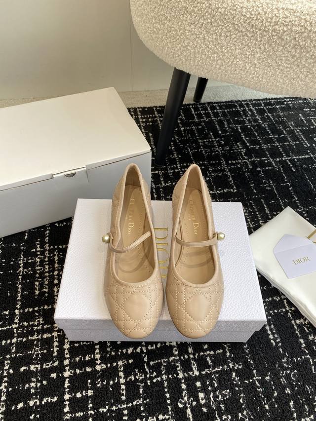 代购级 官网同步飞机盒 Dior 24Ss 早春新品芭蕾舞鞋 新品dior珍珠菱格纹芭蕾舞 好乖啊～ 芭蕾鞋经典的迪奥藤格纹元素 罗纹蝴蝶结上加了cd细节的珍珠