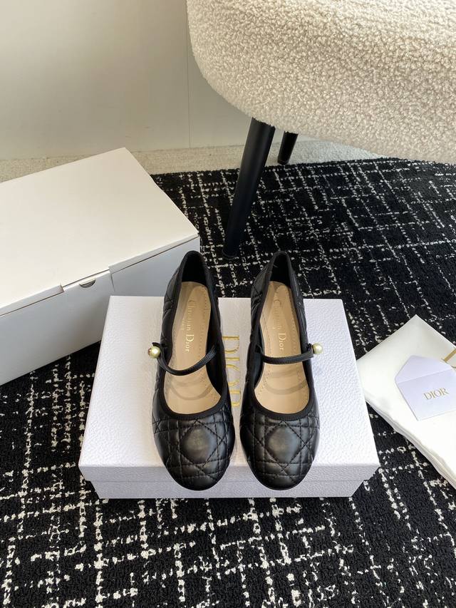 代购级 官网同步飞机盒 Dior 24Ss 早春新品芭蕾舞鞋 新品dior珍珠菱格纹芭蕾舞 好乖啊～ 芭蕾鞋经典的迪奥藤格纹元素 罗纹蝴蝶结上加了cd细节的珍珠