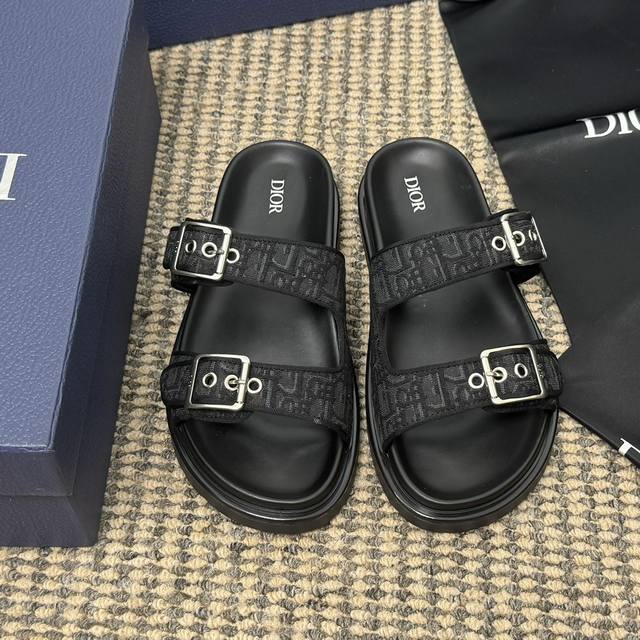 Size:男款39-44 38 45订做不退不换 Dior Aqua这款是迪奥二零二四秋季男装系列新品，优雅的设计彰显休闲风范。全新设计，鞋面采用蓝色绗缝效果牛