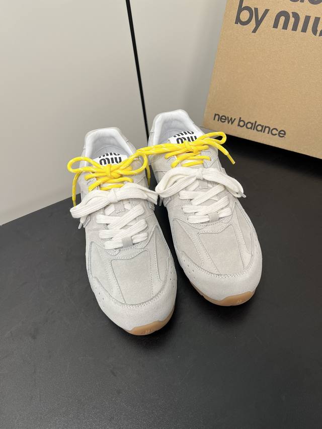 Miumiu X New Balance 530 Miumiu24 运动鞋 酷毙了！大秀上曝光了与new Balance 的全新联名企划 以530为蓝本设计 鞋