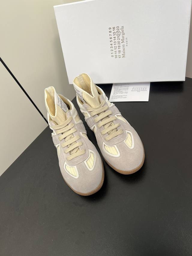 男款40Maison Margiela Tibi Mm6不一样的套袜子德训鞋 新色一直在增加，无敌好看，唯一对版 细品 多双正品代购回来1比1出模开发！ 鞋面: