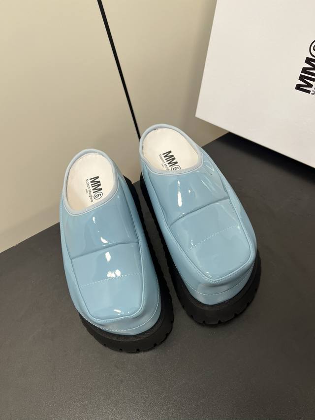 Mm6厚底面包拖 Maison Margiela 大热时尚风 慵懒风系列 实验性从功能主义的解构美学出发，意想不到的玩味和前卫演绎，多变的简约风格剪裁，呈现创意