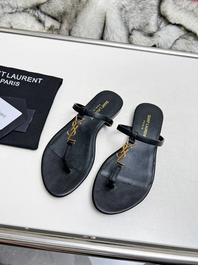 真皮大底p： 橡胶大底p： 工厂编号：5678-2 Saint Laurent 圣罗兰 Ysl专柜经典夹脚凉拖鞋。高端定制顶级品质。延续家族经典五金扣设计，简约