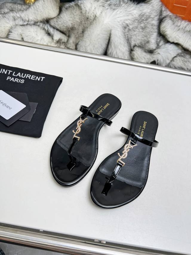 真皮大底p： 橡胶大底p： 工厂编号：5678-2 Saint Laurent 圣罗兰 Ysl专柜经典夹脚凉拖鞋。高端定制顶级品质。延续家族经典五金扣设计，简约