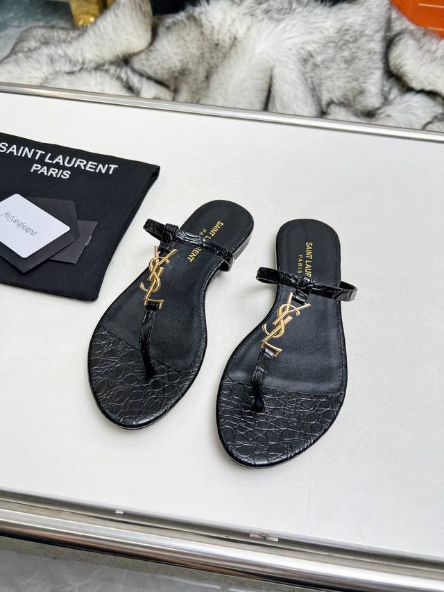 真皮大底p： 橡胶大底p： 工厂编号：5678-2 Saint Laurent 圣罗兰 Ysl专柜经典夹脚凉拖鞋。高端定制顶级品质。延续家族经典五金扣设计，简约