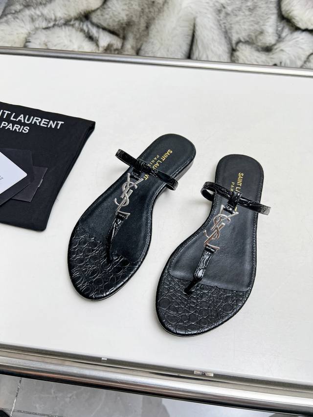 真皮大底p： 橡胶大底p： 工厂编号：5678-2 Saint Laurent 圣罗兰 Ysl专柜经典夹脚凉拖鞋。高端定制顶级品质。延续家族经典五金扣设计，简约