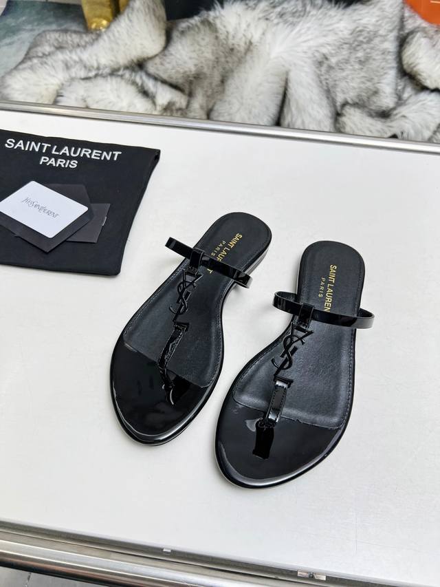 真皮大底p： 橡胶大底p： 工厂编号：5678-2 Saint Laurent 圣罗兰 Ysl专柜经典夹脚凉拖鞋。高端定制顶级品质。延续家族经典五金扣设计，简约