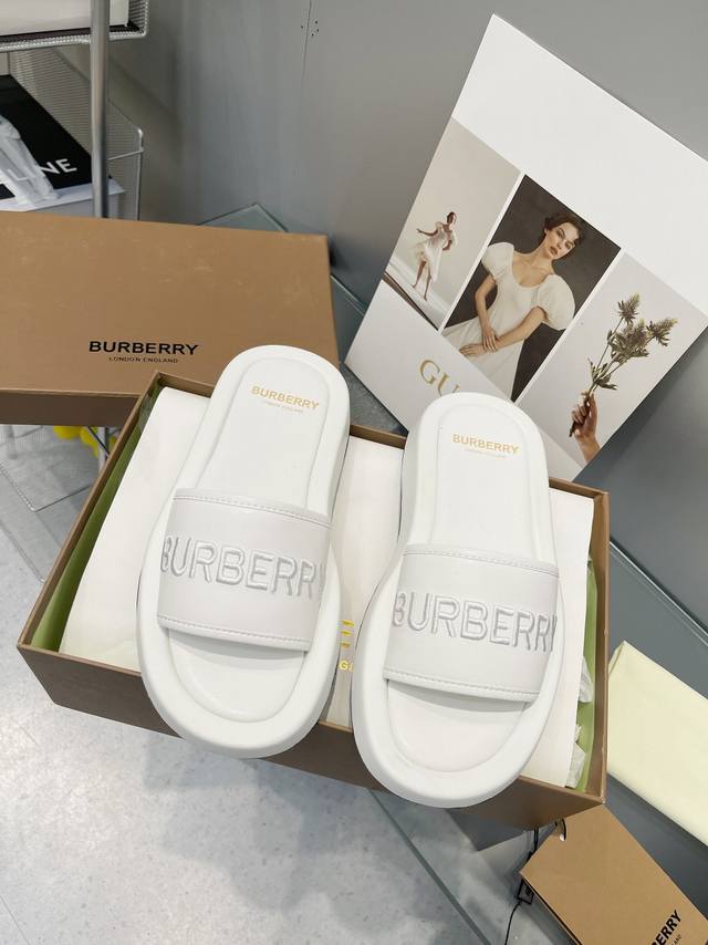 工厂价 Burberry顶级版本、 新款男女款拖鞋，Tb Logo 专属标图案，经典麻编鞋，采用柔韧羊皮材质，Tb装饰专属标识图案。 鞋面：100%布料 内衬：