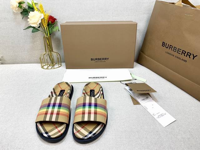 工厂价 Burberry彩虹2021夏季爆款情侣拖，专属标图案拖鞋 经典橡胶大底，采用柔韧羊皮材质，装饰专属标识图案。 鞋面：100%布料 内衬：100%羊皮