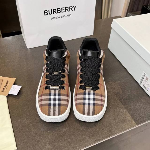 出厂价 男10Burberry最新box运动鞋出货了，情侣款,简约又超好看的 Box 运动鞋，11色合集 意大利精制运动鞋，原板飞织面料打造。点缀马术骑士徽标