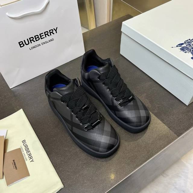 出厂价 男10Burberry最新box运动鞋出货了，情侣款,简约又超好看的 Box 运动鞋，11色合集 意大利精制运动鞋，原板飞织面料打造。点缀马术骑士徽标