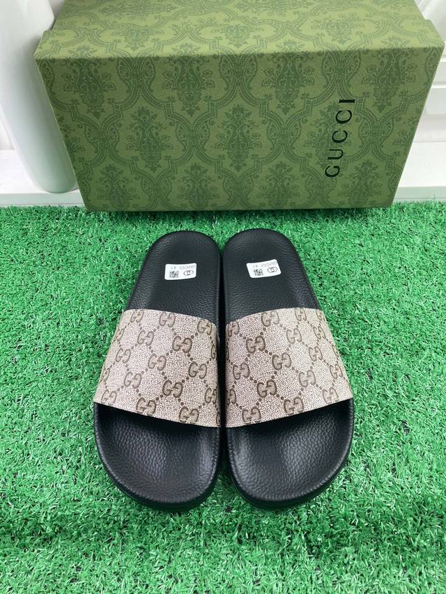 现货 出厂价 。情侣款 升级版gucci 古奇』拖鞋 万众瞩目的一款 美到即可融化你们的心毫无悬念的网红单品 每款时装周街拍出镜率都超高！简直就是鬼斧神工的杰作