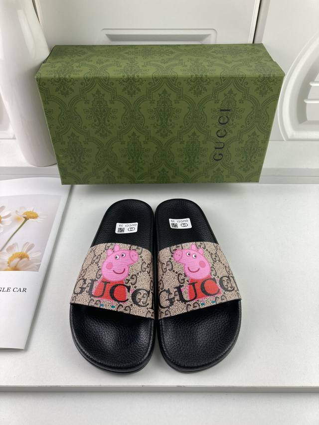 出厂价 , 升级版gucci 古奇』拖鞋 万众瞩目的一款 美到即可融化你们的心毫无悬念的网红单品 每款时装周街拍出镜率都超高！简直就是鬼斧神工的杰作 人手必备的