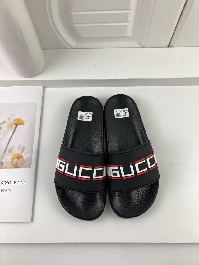 现货 出厂价 , 升级版gucci 古奇』拖鞋 万众瞩目的一款 美到即可融化你们的心毫无悬念的网红单品 每款时装周街拍出镜率都超高！简直就是鬼斧神工的杰作 人手