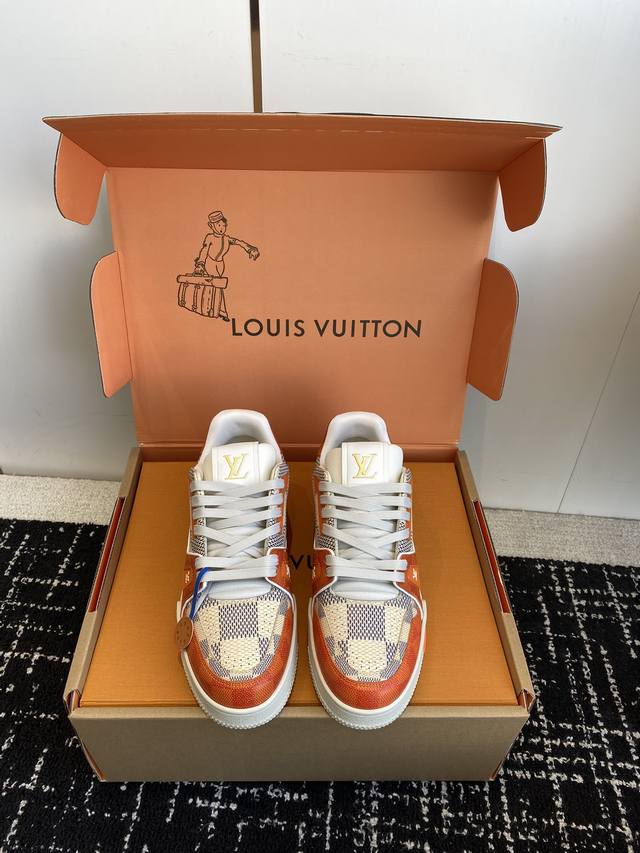 代购级 Louis Vuitton 驴家的爆款！Trainer板鞋，每个人都必须入的款，绝不后悔！ 超级百搭高级！什么衣服都好搭。最主要是超耐看的。 顶级代工厂