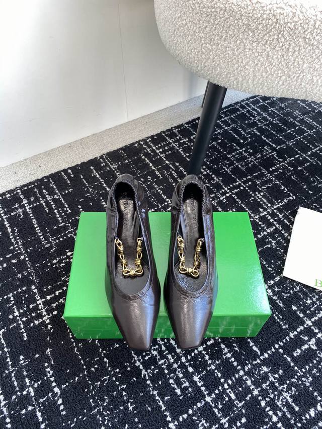 代购级 Bottega Veneta 24Ss 新款bv Sharp Chain Pump 链条高跟单鞋系列单品 优雅材质运用在鞋履上知性优雅干练，满满的高级感