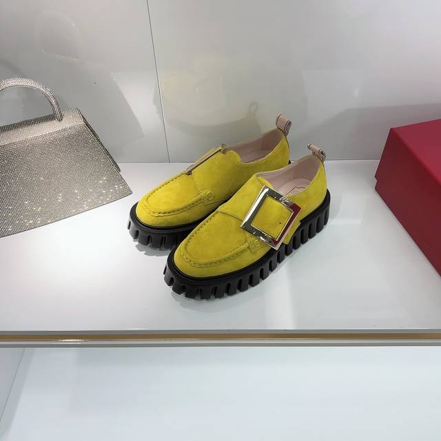 高品质出厂 ！Roger Vivier2024早春最新朋克风松糕厚底乐福鞋休闲鞋！ 本款 Viv Go Thick 钻扣乐福鞋在休闲鞋的基础上增添50年代朋克元