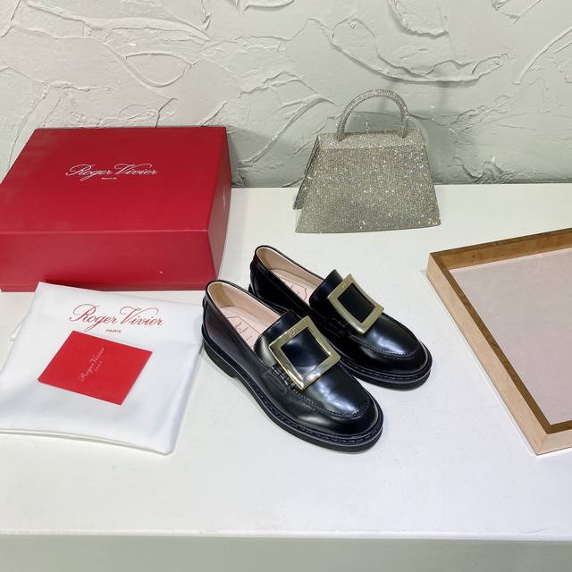 高品质出厂光扣 ！钻扣 ！Roger Vivier 经典方钻扣乐福鞋！ 市场最高版本出货，专柜同步包装！ 刘雯，唐嫣，欧阳娜娜众多明星同款，无论搭配裤装还是裙装