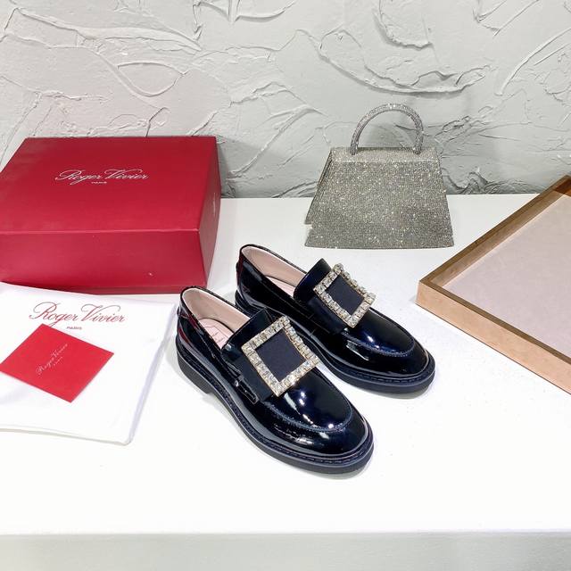 高品质出厂光扣 ！钻扣 ！Roger Vivier 经典方钻扣乐福鞋！ 市场最高版本出货，专柜同步包装！ 刘雯，唐嫣，欧阳娜娜众多明星同款，无论搭配裤装还是裙装