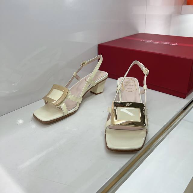 高品质出厂 ！Roger Vivier22Ss夏天爆款 Rv漆皮粗跟金属光扣凉鞋！ 本款凉鞋以漆皮手工制作而成，内里采用羊皮+进口真皮大底，后绊带和露趾设计，鞋