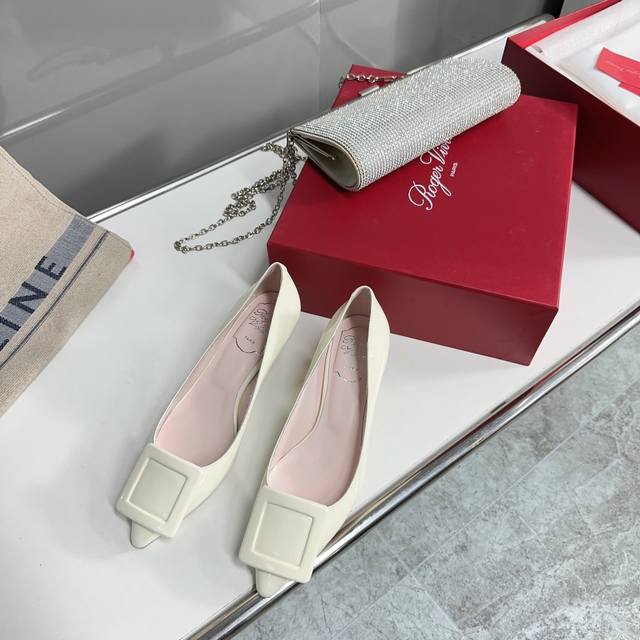 高品质出厂 ！Roger Vivier 23新款四季单品漆皮高跟鞋！品牌rv标志性的饰扣本季以同色系裹皮革款式亮相，Viv In The City漆皮高跟鞋以漆