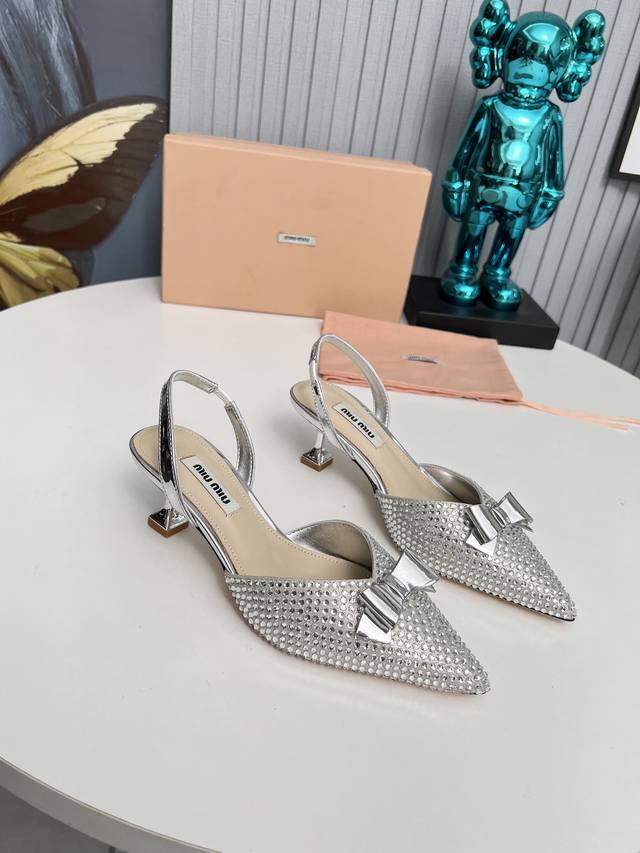 工厂 2024 新款新品 Miu Miu 全新超美装饰搭配,时尚淑女气质十足 双色拼接 又不乏美艳色彩,外侧附带弹力象巾 上脚非常方便意大利引进的原版楦头是最新