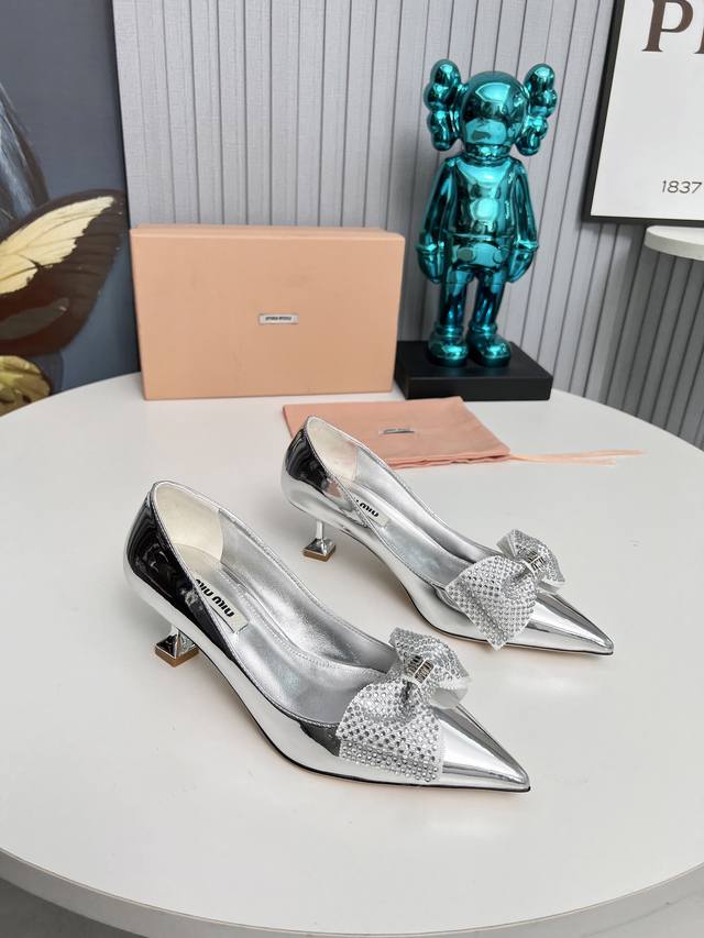 工厂 2024 新款新品 Miu Miu 全新超美装饰搭配,时尚淑女气质十足 双色拼接 又不乏美艳色彩,外侧附带弹力象巾 上脚非常方便意大利引进的原版楦头是最新