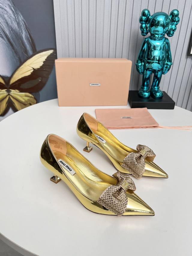 工厂 2024 新款新品 Miu Miu 全新超美装饰搭配,时尚淑女气质十足 双色拼接 又不乏美艳色彩,外侧附带弹力象巾 上脚非常方便意大利引进的原版楦头是最新