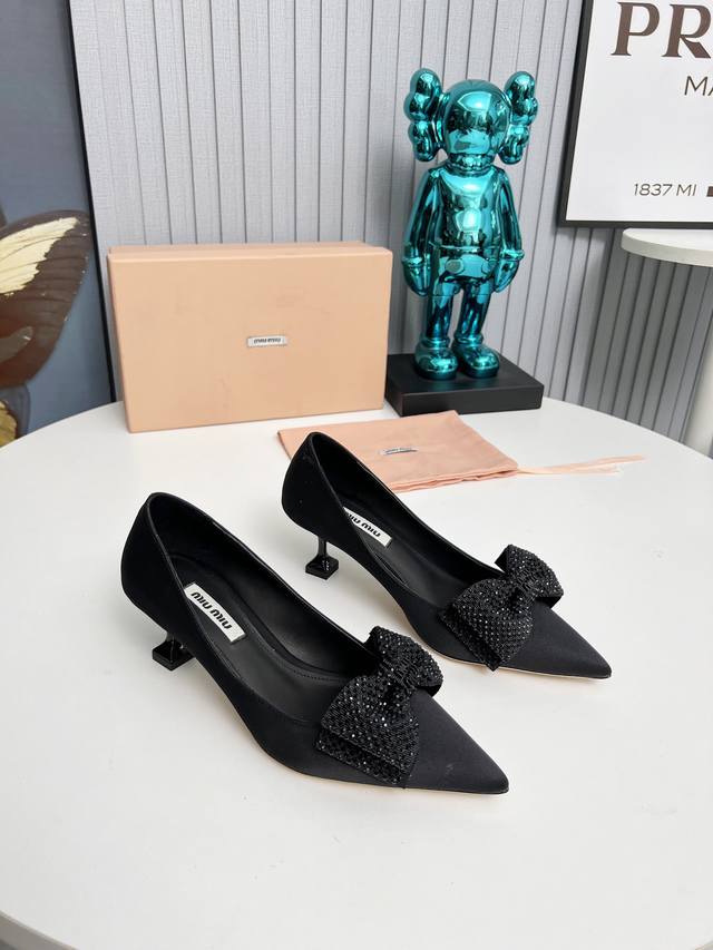 工厂 2024 新款新品 Miu Miu 全新超美装饰搭配,时尚淑女气质十足 双色拼接 又不乏美艳色彩,外侧附带弹力象巾 上脚非常方便意大利引进的原版楦头是最新