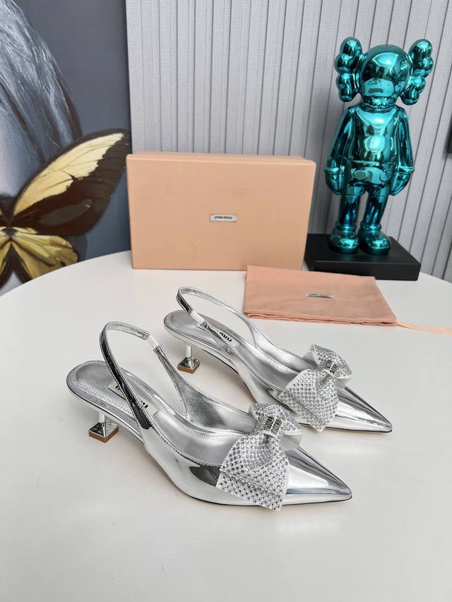 工厂 2024 新款新品 Miu Miu 全新超美装饰搭配,时尚淑女气质十足 双色拼接 又不乏美艳色彩,外侧附带弹力象巾 上脚非常方便意大利引进的原版楦头是最新