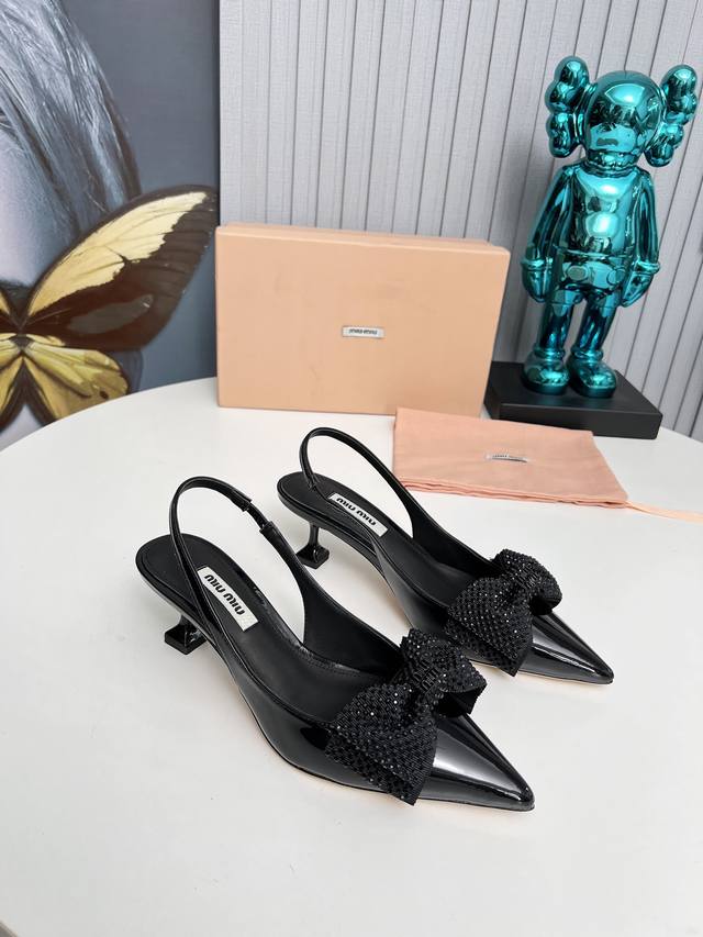 工厂 2024 新款新品 Miu Miu 全新超美装饰搭配,时尚淑女气质十足 双色拼接 又不乏美艳色彩,外侧附带弹力象巾 上脚非常方便意大利引进的原版楦头是最新