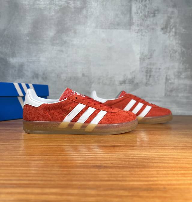 Adidas Originals Gazelle Og时尚复古休闲板鞋！！ 从鞋头设计到鞋身廓形，无处不经典，德训鞋真的是个神的存在，除了延续熟悉的低调外观以及