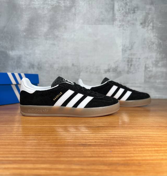 Adidas Originals Gazelle Og时尚复古休闲板鞋！！ 从鞋头设计到鞋身廓形，无处不经典，德训鞋真的是个神的存在，除了延续熟悉的低调外观以及