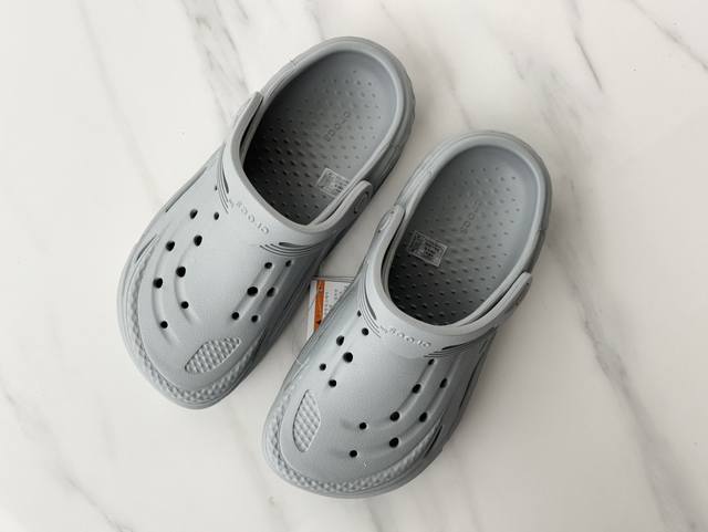 平台专供，情侣款！ Crocs 卡骆驰 电波classic Crush休闲洞洞凉鞋 外观时尚大气 鞋底采用耐磨的材质 穿上它，让您在平时生活和工作中都会感觉到舒