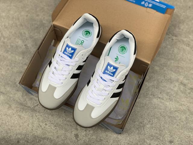 公司级，情侣款，运动鞋码！ Adidas Originals Samba 防滑轻便板鞋！ Samba诞生于球场 如今成为经典街头时尚标志 皮革鞋面搭配绒面革饰面