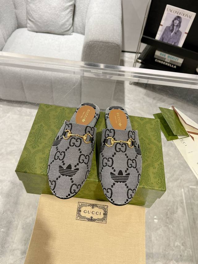 Gucci 联名阿迪 24Ss 新款 马衔扣包头凉拖鞋 春夏网红必备拖鞋 Yp一比一还原，所有细节 材质 舒适度 全部跟原版一样了 复刻度98%。码数：35-4