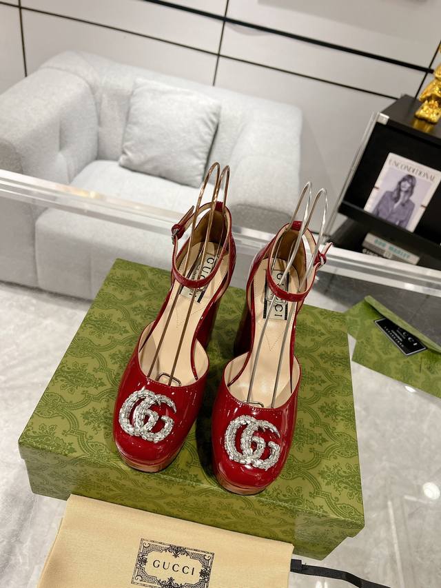 Gucci 24Ss早春新款 双g水晶钻扣粗跟凉鞋 高跟鞋 水晶钻双g扣 楦型完美，舒适度更加舒服，上脚非常性感有气质，百搭神器 高端版推荐 专柜购买原版一比一