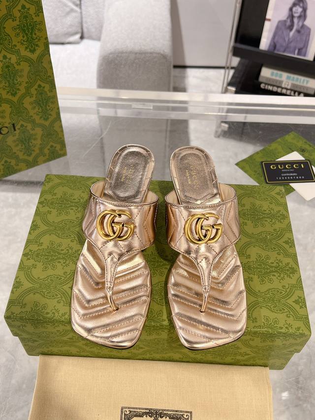 Gucci女士双g夹趾凉鞋 这款单品出自gucci Lido系列，设计灵感源自意大利海岸的夏日风情和海滩俱乐部。Gg Marmont系列在每一季都于经典之中融入