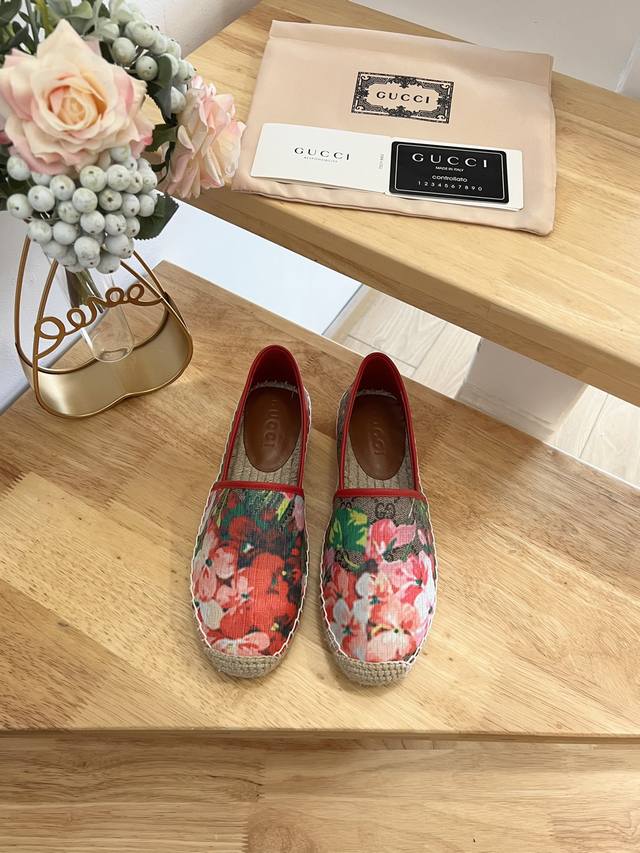 新品 Gucci 23Ss 早秋 女士gg印花图案装饰园头古奇草编新款渔夫鞋 经典乌木色gg Supreme帆布鞋面，官网同步， 永不过时，超级舒适， 四季都可