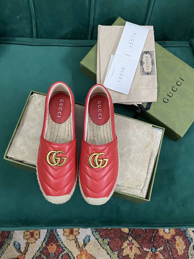 Gucci 古奇 2024早春 彩虹渔夫鞋 ，作为品牌的标志性象征，标识元素以新颖别致的方式不断为单品带来更多新意。每一个标识都蕴含品牌特有的历史传承和价值追求