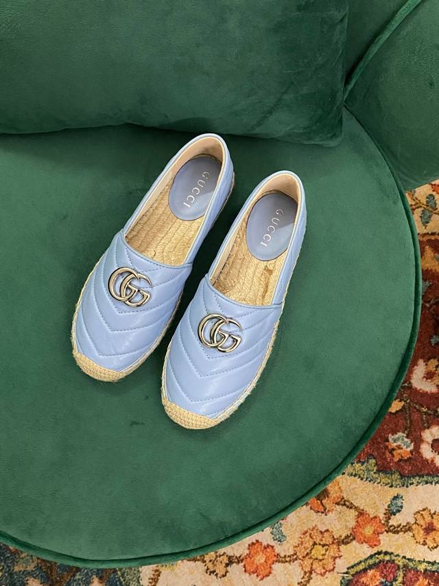 Gucci 古奇 2024早春 彩虹渔夫鞋 ，作为品牌的标志性象征，标识元素以新颖别致的方式不断为单品带来更多新意。每一个标识都蕴含品牌特有的历史传承和价值追求