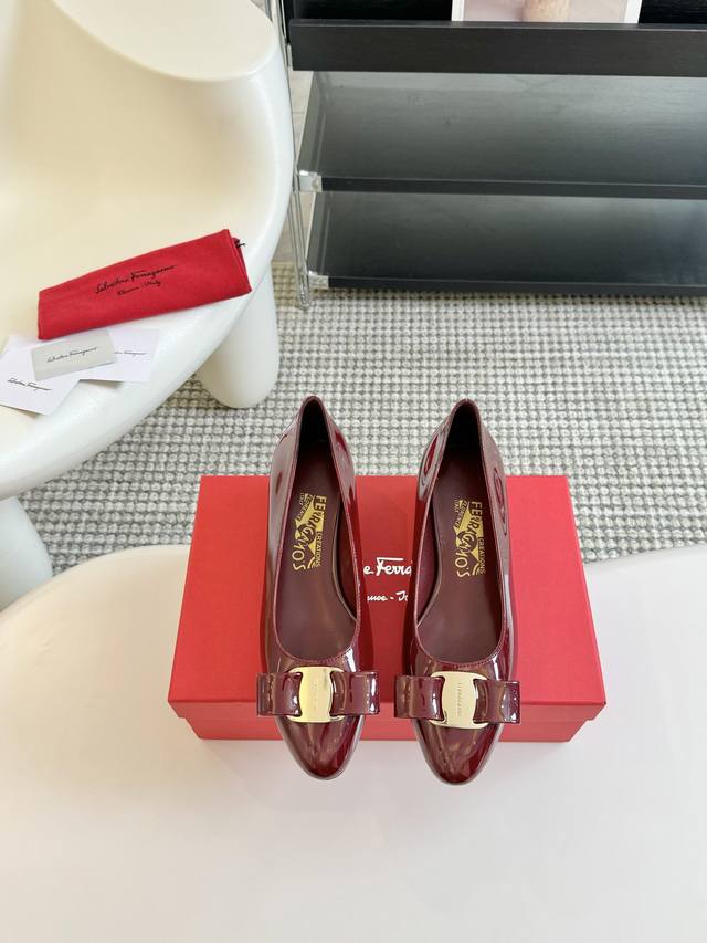 Salvatore Ferragamo菲拉格慕专柜24早春系列新品标志性蝴蝶结五金扣粗跟单鞋以双色设计重新演绎饰有标志性vara蝴蝶结是适合出席各类场合的必备鞋