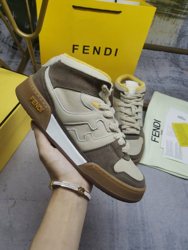 Fendi秋冬新款，穿着舒适百搭，码数：女35-40， ，男39-45，