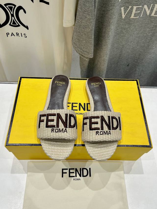 高版本出厂 Fendi*芬迪24Ss新款 Ff编织面平底休闲拖鞋凉鞋 Zp购入对比定制，经典编织面设计，搭配ff Baguette装饰性搭扣，绚丽多姿的色彩，以