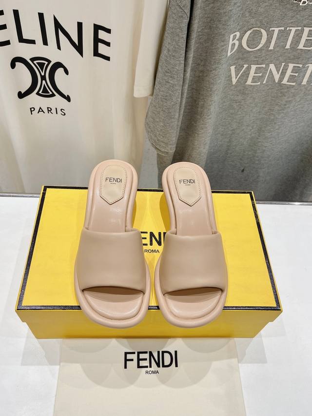 高版本出厂 Fendi*芬迪24Ss新款 Ff雕塑小矮跟金属鞋跟休闲拖鞋凉鞋 Zp购入对比定制，宽饰带凉鞋，彩色纳帕羊皮材质。雕塑感鞋跟，饰有金色饰面金属ff