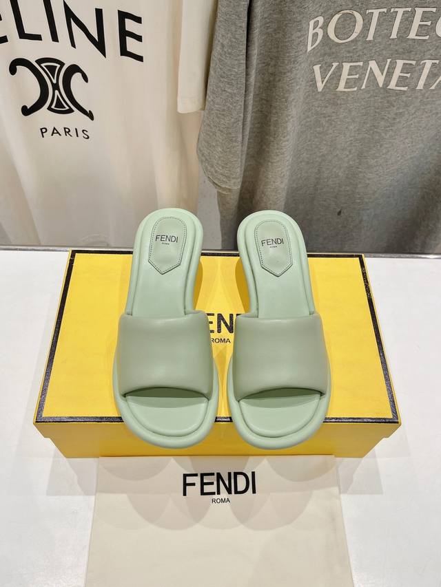 高版本出厂 Fendi*芬迪24Ss新款 Ff雕塑小矮跟金属鞋跟休闲拖鞋凉鞋 Zp购入对比定制，宽饰带凉鞋，彩色纳帕羊皮材质。雕塑感鞋跟，饰有金色饰面金属ff